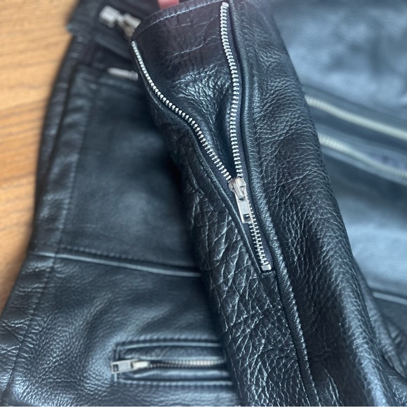 Amazing quality leather motorcycle jacket with beautiful details. - Picture 4 of 7